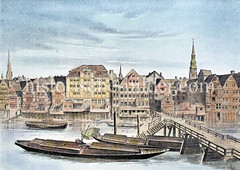 Blick über das Alsterfleet zu Häusern beim Alten Wall in der Hamburger Altstadt - Kähne auf dem Wasser, Angelboot mit Netz.