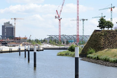 Fotografien aus dem Hamburger Stadtteil Hafencity, Bezirk Hamburg Mitte; Blick über den Baakenhafen zum Amerigo Vespucci Platz - rechts die Konstruktion der U-Bahn Haltestelle Elbbrücken.