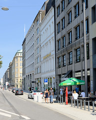 Fotos aus dem Hamburger Stadtteil Altstadt, Bezirk Hamburg Mitte; Hausfassaden von Bürogebäuden, Geschäften im Ballindamm.