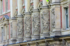 Fotos aus dem Hamburger Stadtteil Neustadt, Bezirk Hamburg Mitte; Säulen mit Schmuckdekor an der Fassade des Gebäudes der ehemaligen Oberpostdirektion im Gorch-Fock-Wall.
