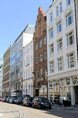 Fotos aus dem Hamburger Stadtteil Altstadt, Bezirk Hamburg Mitte; Hausfassaden unterschiedlicher Baustile  in der Ferdinandstraße - in der Bildmitte ein um 1844 errichtetes Wohnhaus mit Treppengiebel.