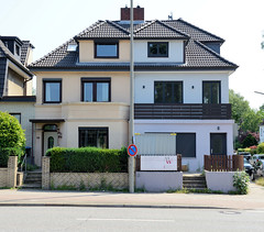Fotos aus dem Hamburger Bezirk und Stadtteil Wandsbek;  Doppelhaus mit unterschiedlicher Fassadengestaltung am Schulgarten.