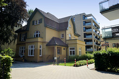Fotos aus dem Hamburger Bezirk und Stadtteil Wandsbek; Wohnhaus / Villa in der Walddörferstraße, errichtet um 1905 - das Gebäude steht unter Denkmalschutz, im Hintergrund mehrstöckige Neubauten.
