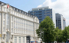 Fotos aus dem Hamburger Stadtteil Neustadt, Bezirk Hamburg Mitte; historische Hausfassade und moderne Bürohochhäuser an der Esplanade.
