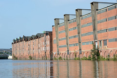 Fotos aus dem Hamburger Stadtteil Kleiner Grasbrook, Bezirk Mitte; Lagerhaus F + G am Dessauer Ufer im Saale-Hafen.