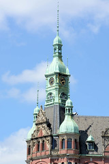 Fotografien aus dem Hamburger Stadtteil Hafencity, Bezirk Hamburg Mitte; Kupferturm mit Uhren -  Giebel vom sogenannten Speicherstadt-Rathaus Bei St. Annen. Das Gebäude wurde 1903 fertiggestellt - Architekten Hannsen & Meerwein.