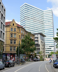 Fotos aus dem Hamburger Stadtteil Neustadt, Bezirk Hamburg Mitte; Blick durch die Caffamacherreihe - links die Speckstraße, im Hintergrund das ehemalige Unilever Haus - jetzt im Emporiogebäude
