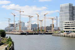 Fotografien aus dem Hamburger Stadtteil Hafencity, Bezirk Hamburg Mitte; Blick über den Baakenhafen zur Baustelle des Überseequartiers - rechts die Einfahrt zum Magdeburger Hafen.