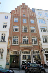 Fotos aus dem Hamburger Stadtteil Altstadt, Bezirk Hamburg Mitte; historisches Wohnhaus in der Ferdinandstraße, das Gebäude steht unter Denkmalschutz und wurde 1844 errichtet - Architekt Theodor Bülau.