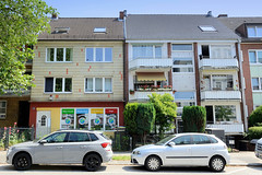 Fotos aus dem Hamburger Bezirk und Stadtteil Wandsbek; Wohnhäuser / Wohnblocks aus der Nachkriegszeit - Gebäude mit gelber Ziegelfassade und roten Schmuckkacheln in der  Holzmühlenstraße.