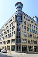 Fotos aus dem Hamburger Stadtteil Altstadt, Bezirk Hamburg Mitte; Geschäftshaus an den Raboisen - gläserner Turmaufbau.