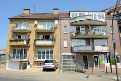 Fotos aus dem Hamburger Bezirk und Stadtteil Wandsbek; moderne Architektur, Wohnhaus mit runden Balkons, daneben ein Gebäude im Baustil der 1960er Jahre mit gelber Ziegelfassade und abgeschrägten Balkons in der Straße auf dem Königslande.