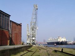 Fotos vom Hansahafen im  Hamburger Stadtteil Kleiner Grasbrook; Bahngleise und Schwimmkräne am Bremer Ufer (2002).