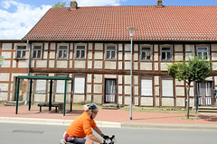 Meßdorf ist  ein Ortsteil der Stadt Bismark (Altmark) im Landkreis Stendal in Sachsen-Anhalt - historisches Fachwerkgebäude, Bushaltestelle in der Meßdorfer Hauptstraße.