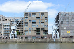Fotografien aus dem Hamburger Stadtteil Hafencity, Bezirk Hamburg Mitte;  historische Hafenkräne und Neubauten am Versmann Kai im Hamburger Baakenhafen.