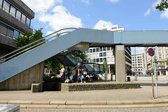 Fotos aus dem Hamburger Stadtteil Altstadt, Bezirk Hamburg Mitte; Cremonbrücke über die ehemalige Ost West Straße / jetzige Willy Brandt Straße - die Fußgängerbrücke wurde 1982 gebaut und 2021 abgerissen.