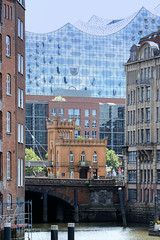 Fotografien aus dem Hamburger Stadtteil Hafencity, Bezirk Hamburg Mitte; Blick über das Nicolai Fleet zur Hohen Brücke und dem historischen Kranwärterhaus, dass 1888 gebaut wurde - dahinter die Glasfassade der Elbphilharmonie.