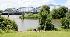Fotografien aus dem Hamburger Stadtteil Rothenburgsort, Bezirk Hamburg Mitte; Blick vom Entenwerder Elbpark über die Mündung vom Oberhafenkanal zur Norderelbe und den Elbbrücken.