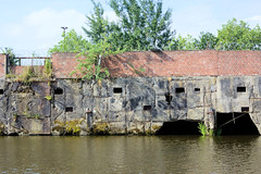Fotos aus dem Hamburger Stadtteil Kleiner Grasbrook, Bezirk Mitte; alte Kaimauer am Melniker Ufer im Moldauhafen.
