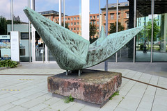 Fotos aus dem Hamburger Stadtteil Neustadt, Bezirk Hamburg Mitte; Kunst im öffentlichen Raum - Bronzeskulptur an der Caffamacherreihe.