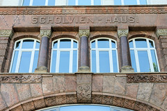 Fotos aus dem Hamburger Stadtteil Altstadt, Bezirk Hamburg Mitte;  Fassade, Schriftzug Scholvienhaus an der Ferdinandstraße / Glockengießerwall - das Kontorhaus wurde 1905 fertiggestellt, Architekten Lundt & Kallmorgen.
