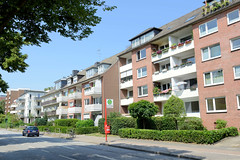 Fotos aus dem Hamburger Bezirk und Stadtteil Wandsbek; mehrstöckige Wohnblocks mit Balkons in der Sonne - Walddörferstraße.