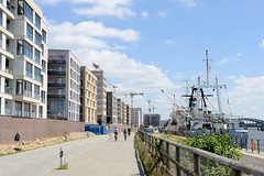 Fotografien aus dem Hamburger Stadtteil Hafencity, Bezirk Hamburg Mitte; Neubauten am Kirchenpauerkai an der Norderelbe - im Hintergrund die Elbbbrücken.