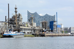 Fotos aus dem Hamburger Stadtteil Kleiner Grasbrook, Bezirk Mitte; Raffinerie und Tankschiff am Steinwerder Hafen - im Hintergrund die Elbphilharmonie.