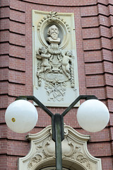 Fotos aus dem Hamburger Stadtteil Neustadt, Bezirk Hamburg Mitte; Relief vom Komponisten Brahms an der Fassade vom Konzertgebäude / Laesz-Halle  am Johannes Brahms Platz.