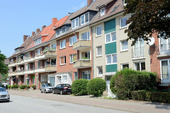 Fotos aus dem Hamburger Bezirk und Stadtteil Wandsbek; Wohnblocks / Nachkriegsarchitektur mit Balkons in der Waldörfer Straße.