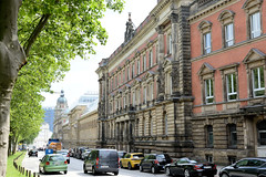 Fotos aus dem Hamburger Stadtteil Neustadt, Bezirk Hamburg Mitte; historische Hausfassaden im Gorch-Fock-Wall - Blick Richtung Stephansplatz.