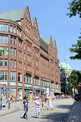 Fotos aus dem Hamburger Stadtteil Altstadt, Bezirk Hamburg Mitte; Kontorhaus Domhof in der Mönckebergstraße, errichtet ab 1912 - Architekten Bach & Wischer.