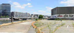 Fotografien aus dem Hamburger Stadtteil Hafencity, Bezirk Hamburg Mitte; altes Lagergebäude am Baakenhafen jetzt genutzt als Theater - links die Baakenhafen Brücke über das Hafenbecken