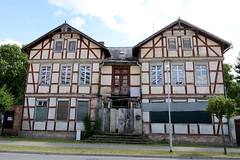 Meßdorf ist eine Ortschaft und ein Ortsteil der Stadt Bismark (Altmark) im Landkreis Stendal in Sachsen-Anhalt - altes leerstehendes Fachwerkdoppelhaus / Wohnhaus in der Meßdorfer Hauptstraße.