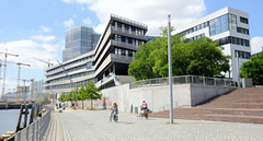 Fotografien aus dem Hamburger Stadtteil Hafencity, Bezirk Hamburg Mitte; Promenade am Buenos Aires Kai / VersmannKai - im Hintergrund das Gebäude der Hafencity Universität Hamburg (HCU).