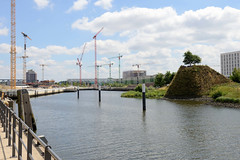 Fotografien aus dem Hamburger Stadtteil Hafencity, Bezirk Hamburg Mitte; Blick über den Baakenhafen zum Amerigo Vespucci Platz - Rechts der Baakenpark mit Aussichtspunkt.
