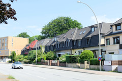 Fotos aus dem Hamburger Bezirk und Stadtteil Wandsbek; Reihenhäuser mit Dachausbauten am Ölmühlenweg.