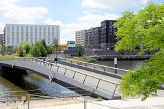 Fotografien aus dem Hamburger Stadtteil Hafencity, Bezirk Hamburg Mitte; Fußgängerbrücke / Baakenparkbrücke über den Baakenhafen.