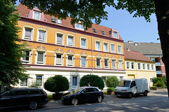 Fotos aus dem Hamburger Bezirk und Stadtteil Wandsbek; Wohnhaus mit ockerfarbenen Fassade und farblich abgesetzten Stuck in der Walddörferstraße.