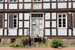 Meßdorf ist eine Ortschaft und ein Ortsteil der Stadt Bismark (Altmark) im Landkreis Stendal in Sachsen-Anhalt - Fachwerkfassade, alte Eingangstür eines historischen Fachwerkhauses.