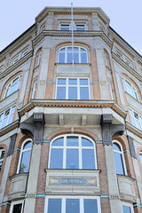 Fotos aus dem Hamburger Stadtteil Altstadt, Bezirk Hamburg Mitte; Jugendstilfassade am historischen Kontorhaus Behn,  Meyer und Co. am Ballindamm - das Gebäude wurde 1900 fertiggestellt - Architekten Rambatz & Jolasse.