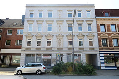 Fotos aus dem Hamburger Bezirk und Stadtteil Wandsbek; Gründerzeit-Wohnhaus mit Stuckelementen an der Fassade in der Walddörferstraße.