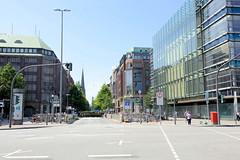 Fotos aus dem Hamburger Stadtteil Altstadt, Bezirk Hamburg Mitte;  Blick vom Steintordamm in die Mönckebergstraße.