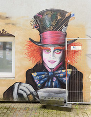 Fotos aus dem Hamburger Bezirk und Stadtteil Wandsbek; Wandbild / Wandmalerei an einer Hausfassade, bunter Harlekin mit Zylinder.
