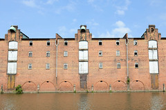 Fotos aus dem Hamburger Stadtteil Kleiner Grasbrook, Bezirk Mitte; Lagerhaus G am Dessauer Ufer im Saale-Hafen.