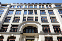Fotos aus dem Hamburger Stadtteil Altstadt, Bezirk Hamburg Mitte; Fassade vom Kontorhaus Friedrichshof in den Raboisen, erbaut 1905 - Architekt Franz Bach.
