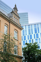 Fotos aus dem Hamburger Stadtteil Neustadt, Bezirk Hamburg Mitte; historische Hausfassade und moderne Glasarchitektur beim Gorch-Fock-Wall.