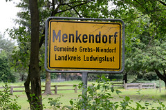 Menkendorf liegt im Landkreis Ludwigslust-Parchim in Mecklenburg-Vorpommern und ist ein Ortsteil der Gemeinde Grebs-Niendorf