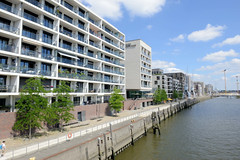 Fotografien aus dem Hamburger Stadtteil Hafencity, Bezirk Hamburg Mitte; moderne Wohnhäuser und Hotel an der Promenade vom VersmannKai im Hamburger Baakenhafen.