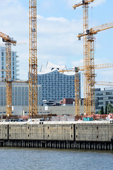 Fotografien aus dem Hamburger Stadtteil Hafencity, Bezirk Hamburg Mitte;   Baukräne auf der Baustelle vom Überseequartier.